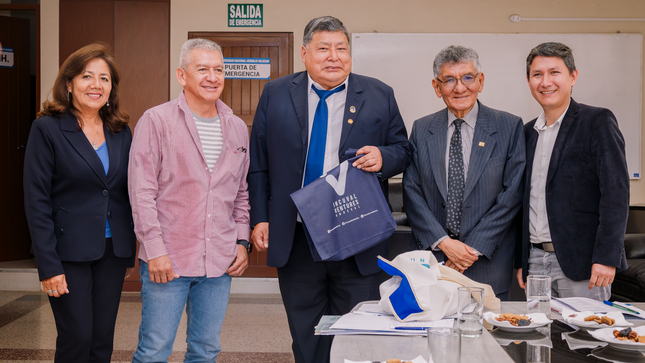 Dr. Victor Cuadros Ojeda, vicerrector de investigación, junto al equipo de incubadora de empresas en con el Dr. Daniel Marcos Chirinos Maldonado, Vicerrector de Investigación de la Universidad Nacional de Educación Enrique Guzmán y Valle (UNE)