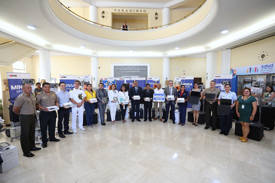 Autoridades en ceremonia de entrega de equipos de tecnología de punta
