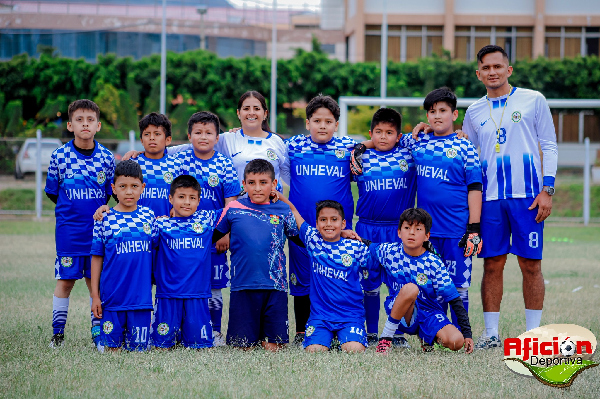 Participantes de la academia de fútbol del Club Deportivo UNHEVAL