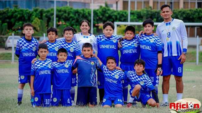 Participantes de la academia de fútbol del Club Deportivo UNHEVAL