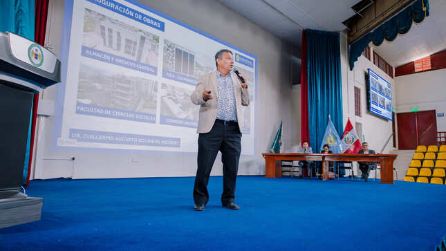 Dr. Guillermo Bocangel en reunión de logros 2024