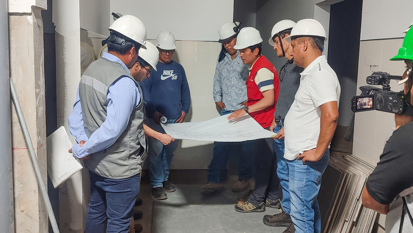 La CGR inspecciona obra que se ejecuta en el distrito de Nepeña