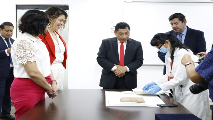 Ministerio de Cultura entregó dos bienes bibliográficos recuperados de 1782 y 1889 a la Biblioteca Nacional del Perú