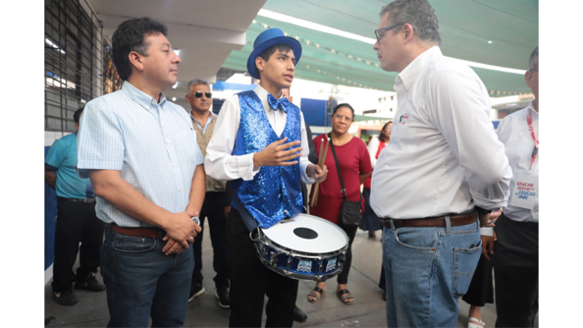 Acompañaron en esta importante visita nuestro alcalde, Richard Soria el Director Regional de Educación de Lima Metropolitana, Marcos Saúl Tupayachi Cárdenas, el Rector de la Universidad Ricardo Palma, Félix Romero Revilla, y el Director de la I.E. Gloriosos Húsares de Junín, Carlos Willy Macavilca Calderón.
El alcalde Richard Soria tuvo el honor de recibir al Ministro Quero, saludándolo y felicitándolo por el valioso trabajo que se está llevando a cabo en el colegio.
Además, desde el 27 de enero, padres de familia,  miembros de las Fuerzas Armadas y trabajadores de áreas verdes del municipio han estado trabajando arduamente en el pintado, lijado y mantenimiento de las aulas, con el fin de ofrecer a nuestros estudiantes un ambiente de calidad.
¡Juntos seguimos avanzando por la educación! 