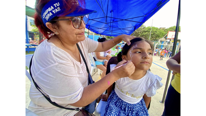 En esta ocasión por cumplirse 30 años de aniversario de la Urbanización Las Praderas de Santa Anita, los vecinos adultos accedieron a los servicios gratuitos de corte de cabello, peinados, manicure y los más pequeños disfrutaron de los juegos inflables, carros chocones y caritas pintadas.
¡Felicidades a los vecinos de la Urbanización Las Praderas de Santa Anita!