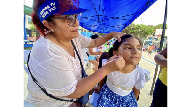 En esta ocasión por cumplirse 30 años de aniversario de la Urbanización Las Praderas de Santa Anita, los vecinos adultos accedieron a los servicios gratuitos de corte de cabello, peinados, manicure y los más pequeños disfrutaron de los juegos inflables, carros chocones y caritas pintadas. 
¡Felicidades a los vecinos de la Urbanización Las Praderas de Santa Anita!