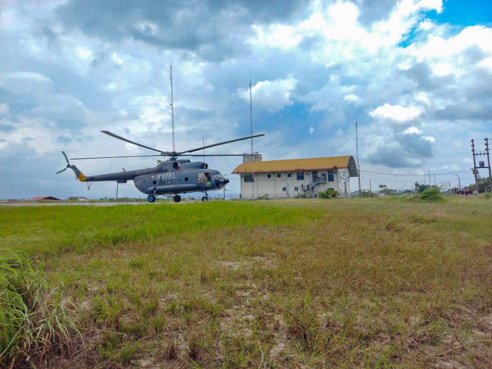 "Helicóptero de la Marina realiza con éxito pruebas de aterrizaje en el helipuerto del COER Loreto para traslados de ayuda humanitaria."