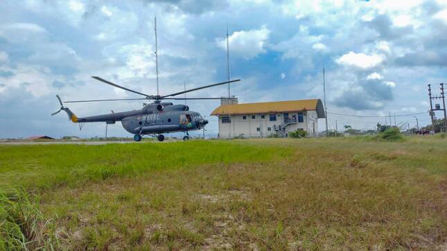 "Helicóptero de la Marina realiza con éxito pruebas de aterrizaje en el helipuerto del COER Loreto para traslados de ayuda humanitaria."