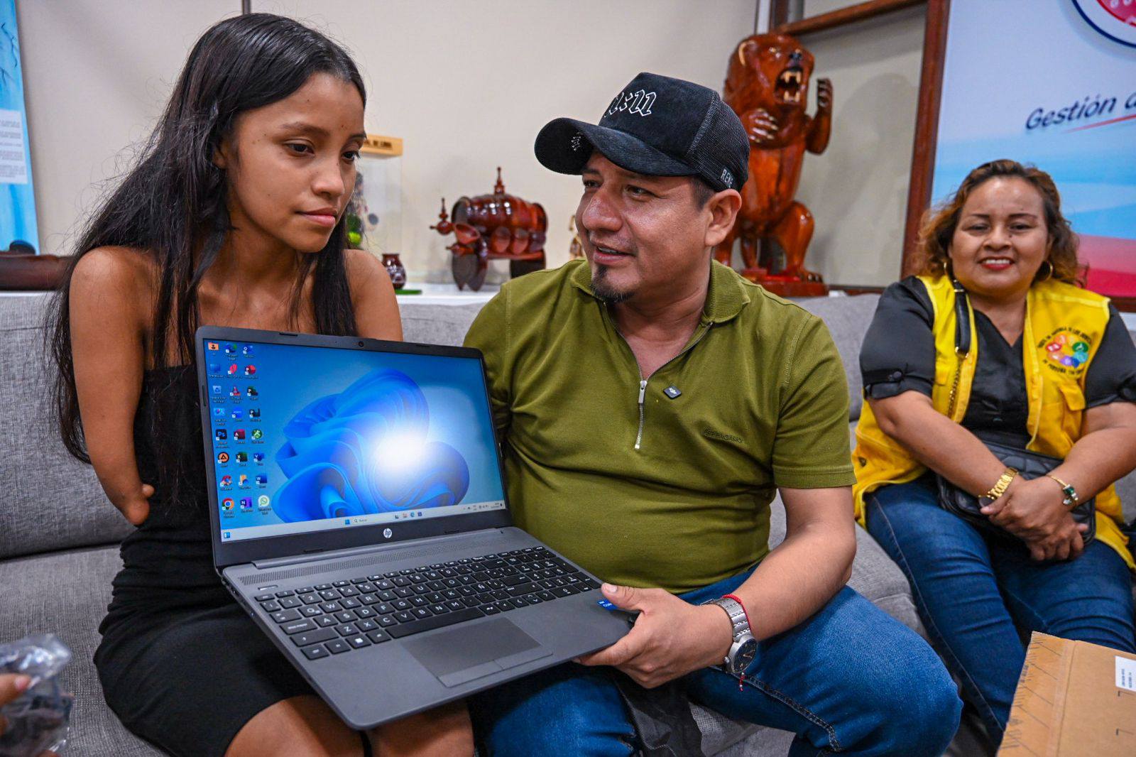 "El gobernador René Chávez entrega celular y laptop a Angie para sus estudios universitarios".