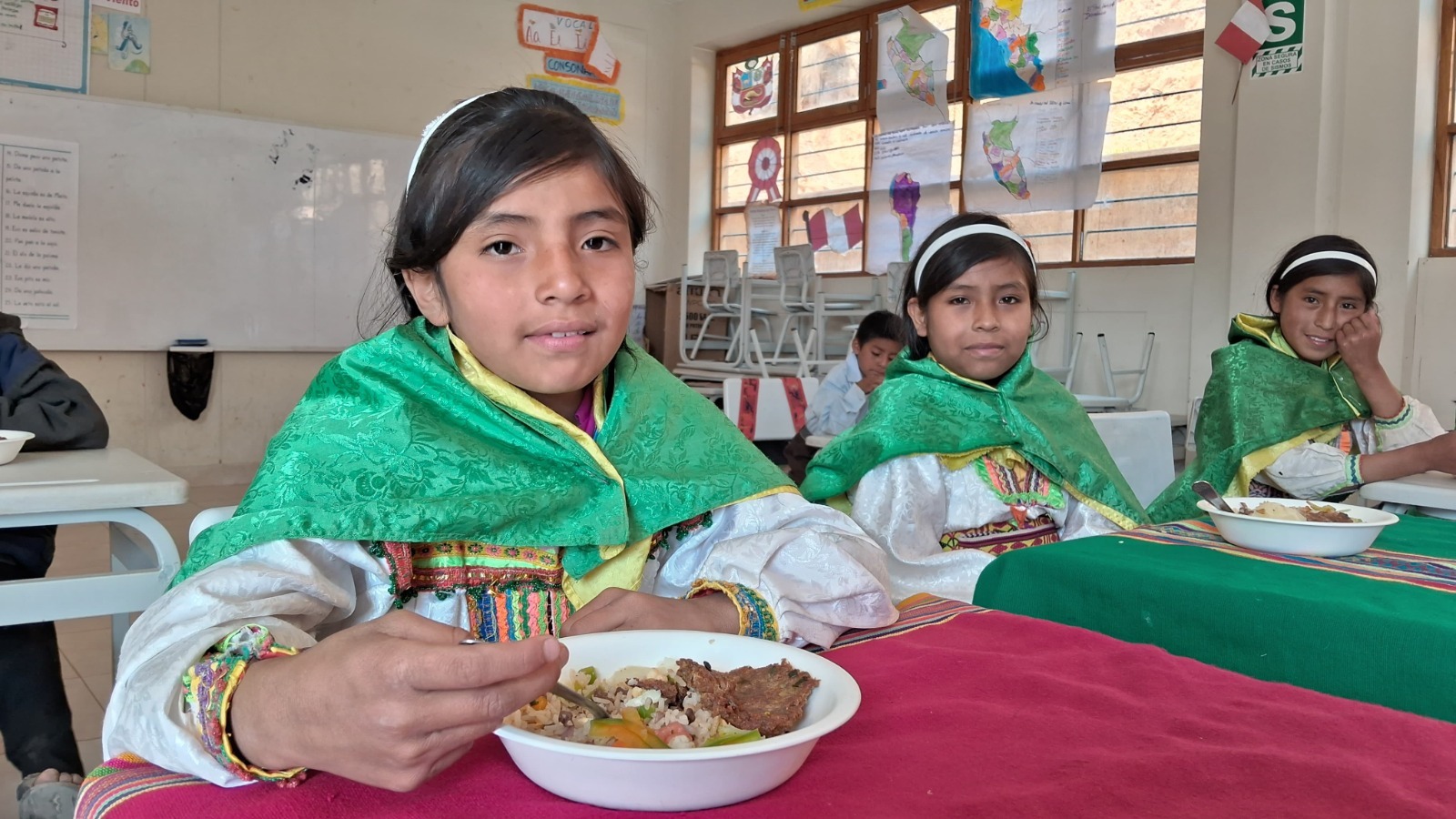 Este año el Programa Nacional de Alimentación Escolar Comunitaria Wasi Mikuna (Comida de Casa) del Ministerio de Desarrollo e Inclusión Social (Midis) brindará un servicio alimentario con enfoque comunitario y cultural que respeta la diversidad gastronómica de cada región del país.
El objetivo este 2025 es alcanzar a un total de 4’264,408 de estudiantes de 67 575 instituciones educativas públicas de todo el país, para ello se fomenta la participación activa de los padres de familia en la vigilancia, provisión, preparación y distribución de desayunos y/o almuerzos y/o cenas, a través de cuatro modalidades de atención: Productos, Raciones, Subvención económica y Concesión mixta, estas dos últimas se implementarán de manera gradual y progresiva.
Es importante destacar que este año también se ha incorporado a 2646 instituciones educativas públicas adicionales en el ámbito nacional, que recibirán el servicio alimentario escolar de Wasi Mikuna. Esto involucra la atención de 200 756 nuevos usuarios de 25 regiones, siendo Lima, Arequipa, Loreto, La Libertad, Lambayeque y San Martín son las regiones con el mayor número de escolares que recibirán el servicio.
Mayor control y articulación
En esta nueva etapa, el programa Wasi Mikuna es dirigido por un Consejo Directivo Multisectorial, integrado por representantes del MIDIS, MINEDU, MINSA, PRODUCE, MIDAGRI, programa Wasi Mikuna y los padres de familia. Esto asegura que las decisiones sean articuladas y reflejen las necesidades de todos los sectores involucrados. Además, se prioriza la compra de alimentos frescos provenientes de la agricultura familiar, dinamizando la economía local y fortaleciendo la seguridad alimentaria en las comunidades.
En esa línea, se aprobó la creación del Sistema de Registro de Fabricantes y Proveedores para el Servicio Alimentario Escolar, herramienta informática que permitirá recopilar y gestionar información sobre los fabricantes y proveedores, la misma que será de acceso libre para el público en general, con el objetivo de garantizar que la información sobre los fabricantes y proveedores sea actualizada, centralizada y verificada.
Asimismo, para reafirmar nuestro compromiso con la prevención de la corrupción y el fortalecimiento de la ética, se aprobó el Programa de Integridad 2025, que permitirá fortalecer la cultura de integridad mediante la implementación de acciones, a través de herramientas como las veedurías, pruebas de confianza, entre otros, los mismos que nos permitirán identificar y actuar oportuna y diligentemente ante un hecho que trasgreda la conducta que debe tener todo servidor público.