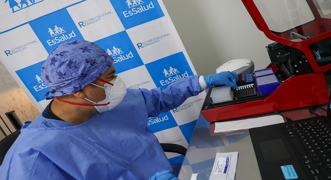 Hospital Rebagliati de EsSalud realiza pruebas moleculares para el diagnóstico de dengue