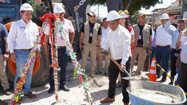 Colocan la primera piedra para la ejecución de la obra de agua y alcantarillado en el Distrito de Catacaos