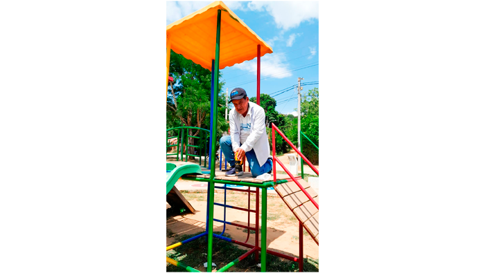 Trabajos de limpieza, desmalezado y poda en los distintos parques de la ciudad de Tarapoto.