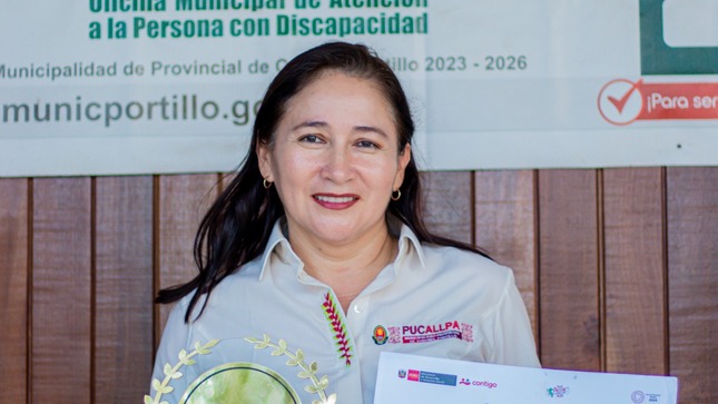 Alcaldesa provincial sosteniendo el galardón Contigo y el diploma de reconocimiento