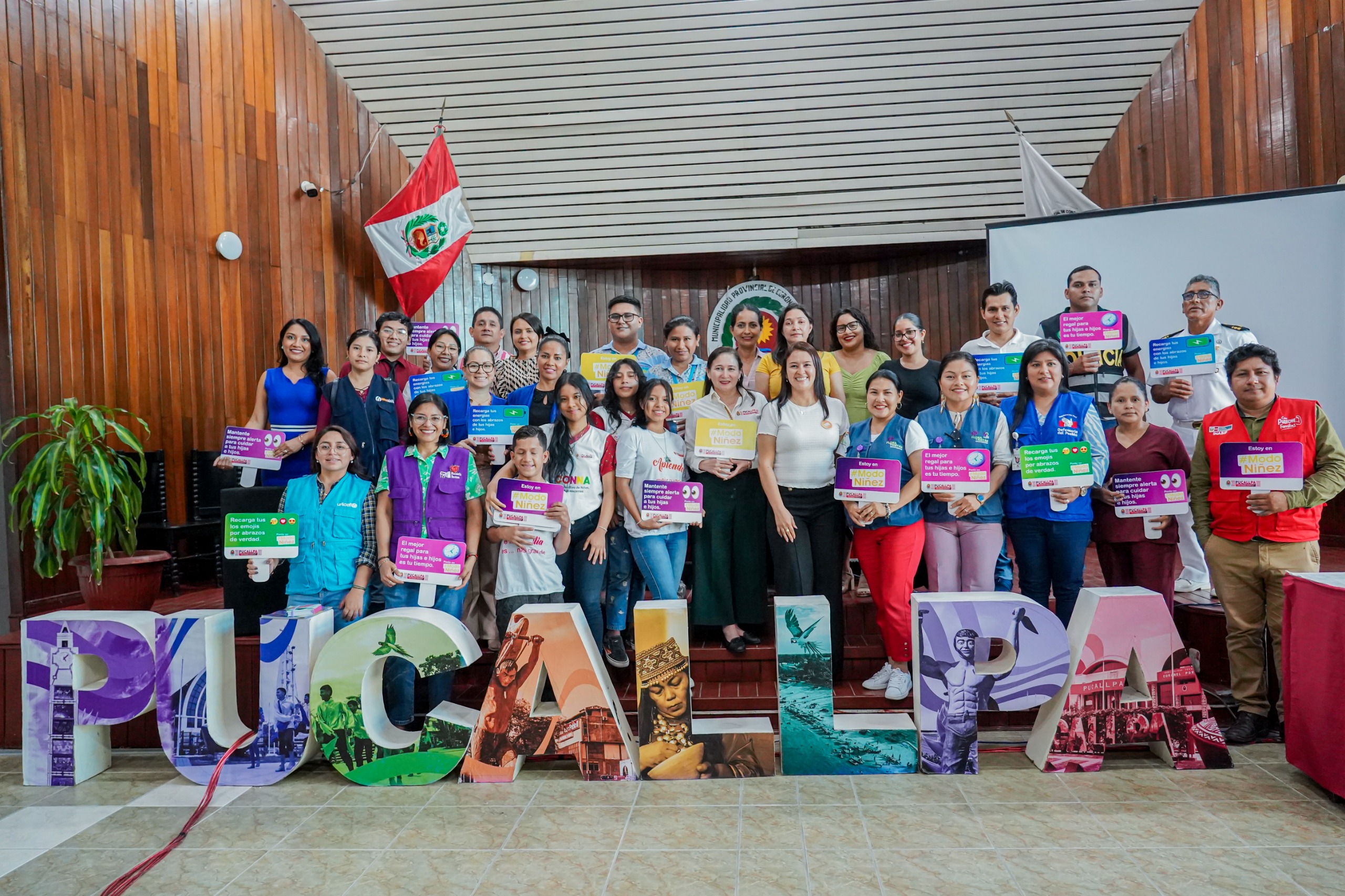 Representantes del COMUDENA junto a la alcaldesa Janet Castagne