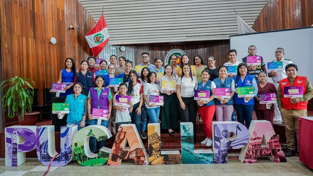 Representantes del COMUDENA junto a la alcaldesa Janet Castagne