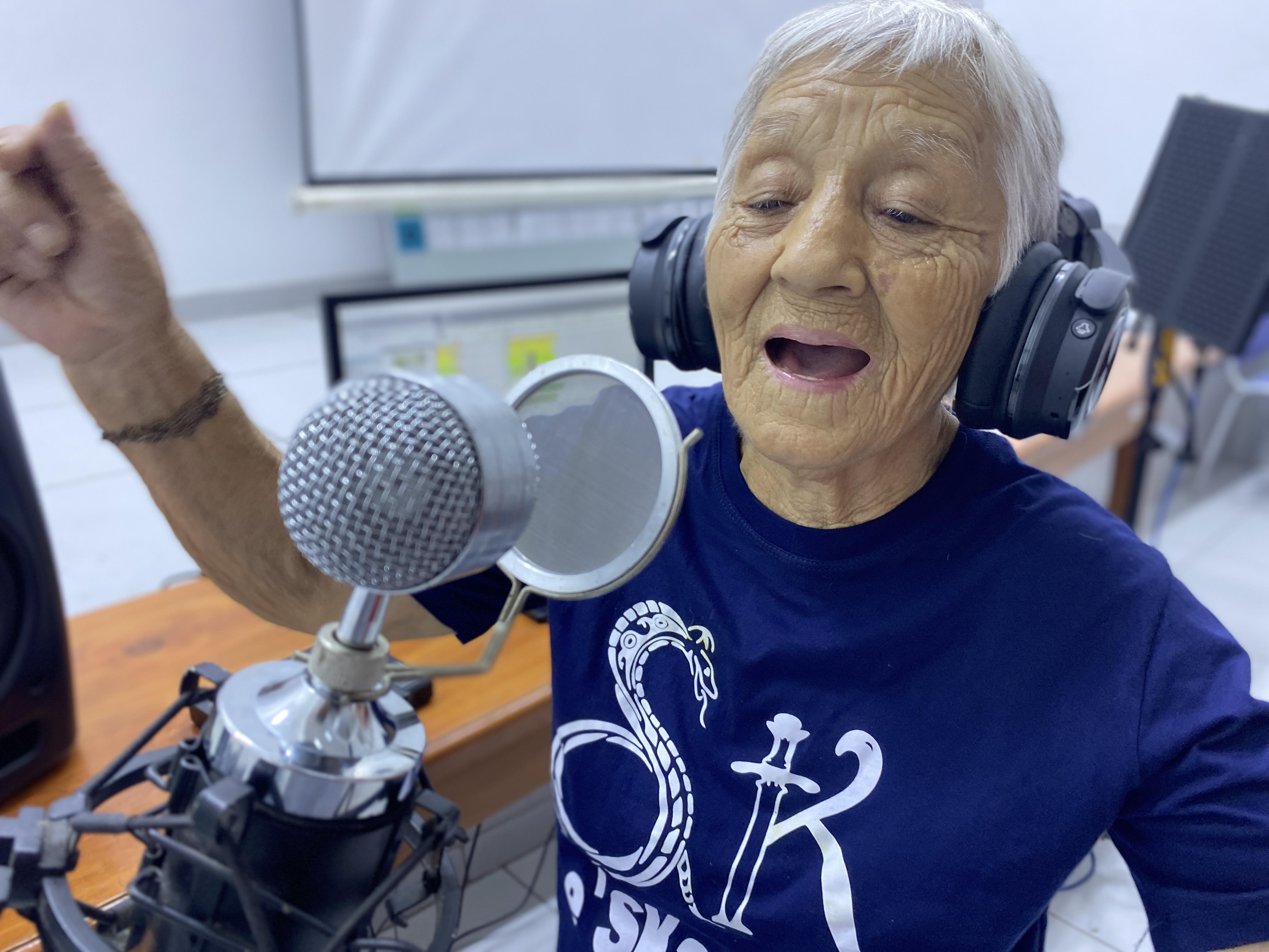 Voces Doradas: el programa que descubre el talento de nuestros adultos mayores