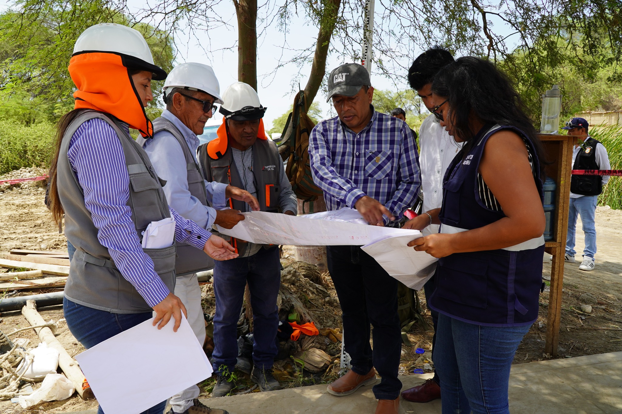 Alcalde de Catacaos supervisa avance de obra de alcantarillado en el caserío La Campiña