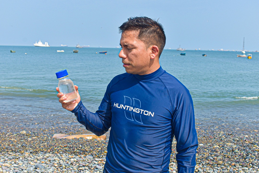 Toma de muestra de agua de playa
