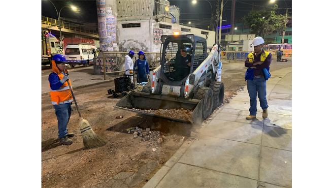 Estas mejoras en la infraestructura vial no solo contribuirán a optimizar la transitabilidad de la avenida, sino que también tendrán un impacto positivo en la calidad de vida de cientos de ciudadanos que utilizan esta ruta diariamente para desplazarse hacia sus hogares, centros de trabajo y otros destinos.
En los últimos meses, el deterioro de la pista había generado múltiples inconvenientes para conductores y peatones, quienes debían sortear baches y hendiduras formadas por el desgaste natural del pavimento. Gracias a esta intervención, ahora cuentan con una vía más segura y en mejores condiciones, lo que facilitará el transporte y reducirá el riesgo de accidentes.