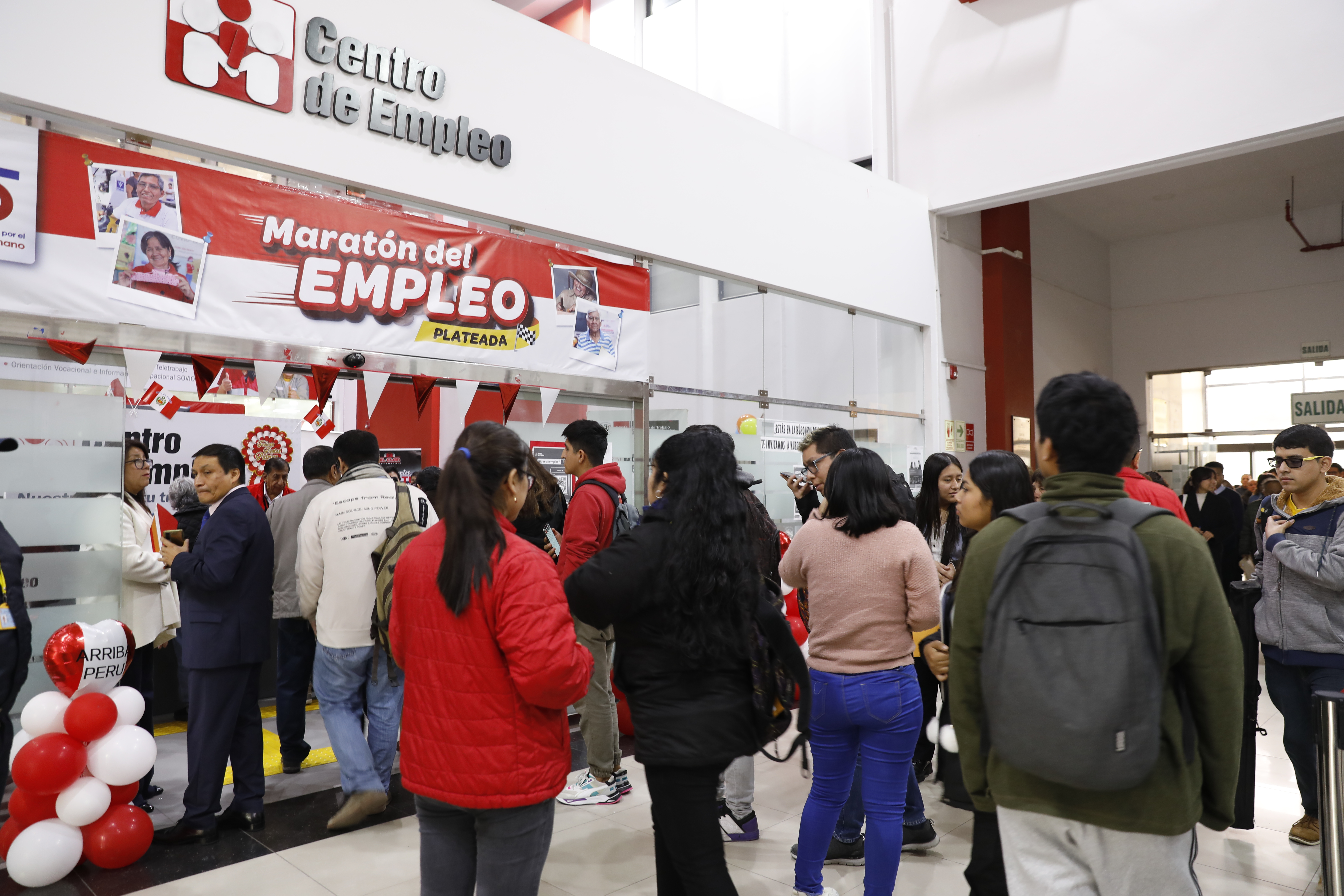 Personas haciendo cola