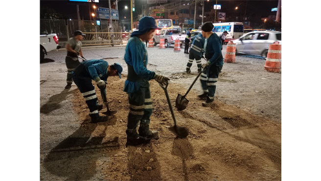 Estas mejoras en la infraestructura vial no solo permitirán una circulación más fluida, sino que también beneficiarán a cientos de ciudadanos que transitan diariamente por esta vía para dirigirse a sus hogares, centros laborales y diversos destinos.
Con esta intervención, la vía ahora ofrece mejores condiciones de seguridad y comodidad, reduciendo el riesgo de accidentes y optimizando el transporte en la zona.