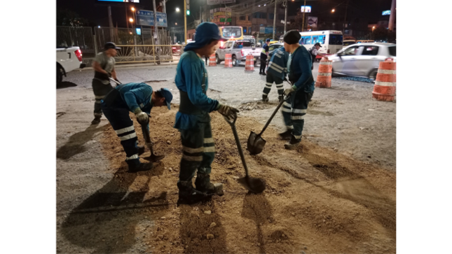 Estas mejoras en la infraestructura vial no solo permitirán una circulación más fluida, sino que también beneficiarán a cientos de ciudadanos que transitan diariamente por esta vía para dirigirse a sus hogares, centros laborales y diversos destinos.
Con esta intervención, la vía ahora ofrece mejores condiciones de seguridad y comodidad, reduciendo el riesgo de accidentes y optimizando el transporte en la zona.
