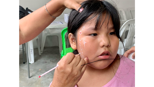Los vecinos pudieron acceder a los servicios gratuitos de: corte de cabello, manicure, trencitas, caritas pintadas, pintura, dibujo y una tarde de cine.
Seguiremos trabajando de manera descentralizada para llevar estos servicios gratuitos a todos los rincones de nuestra distrito.