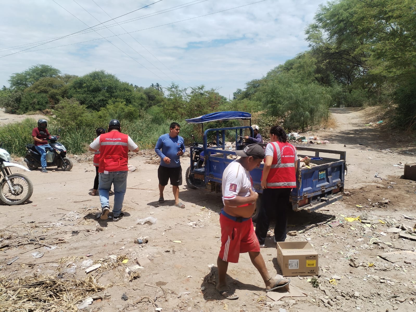 Municipalidad de Marcavelica interviene y sanciona a vehículo por arrojar desmonte en zona prohibida