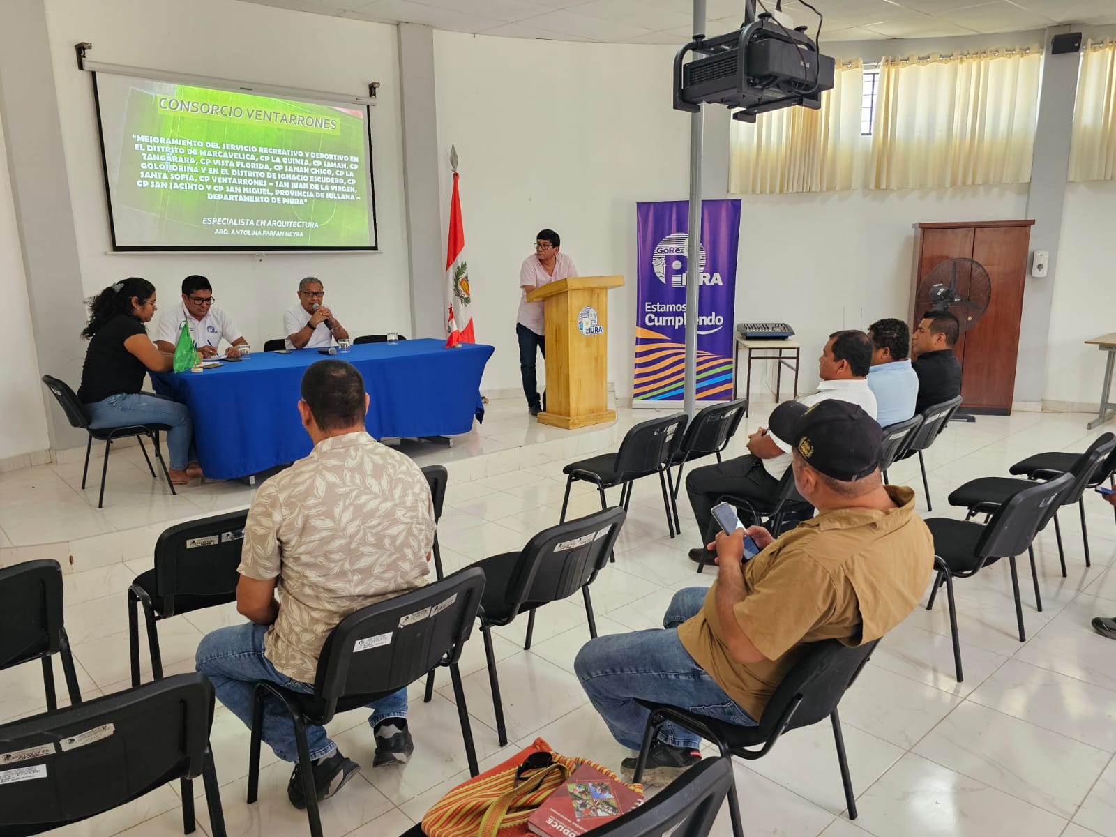 Alcalde de Marcavelica participa en exposición del proyecto de mejoramiento de canchas deportivas