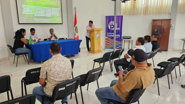 Alcalde de Marcavelica participa en exposición del proyecto de mejoramiento de canchas deportivas