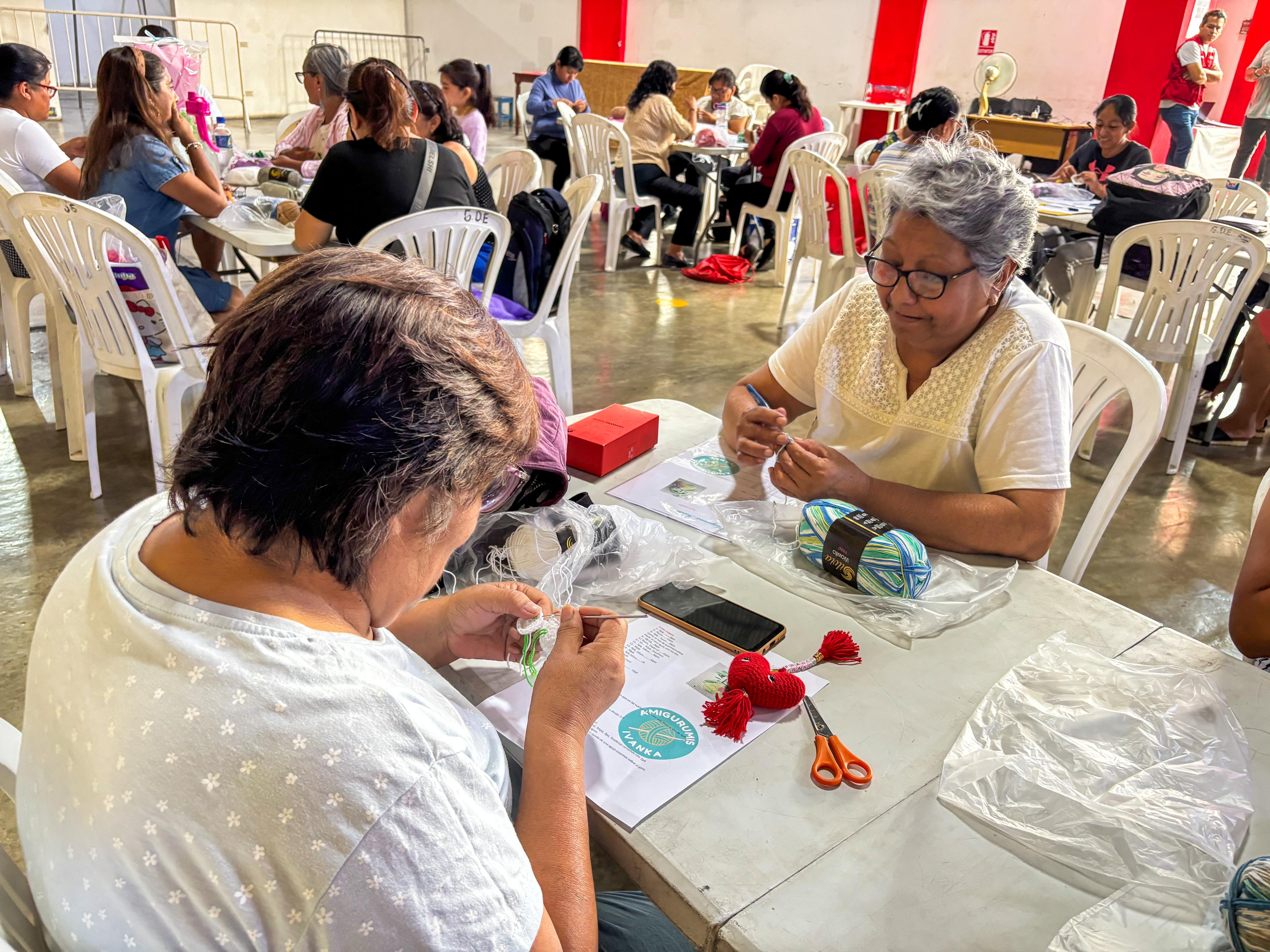 Vecinas aprenden amigurumi y pronto emprenderán sus propios negocios