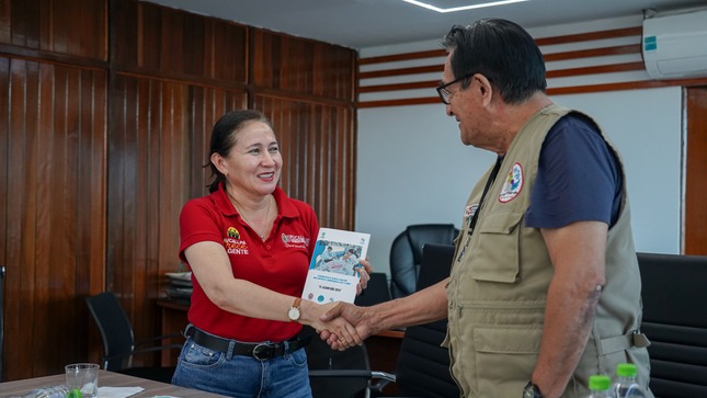 La alcaldesa de Coronel Portillo, Janet Castagne, junto al director de la red de salud de Coronel Portillo, César Torres.