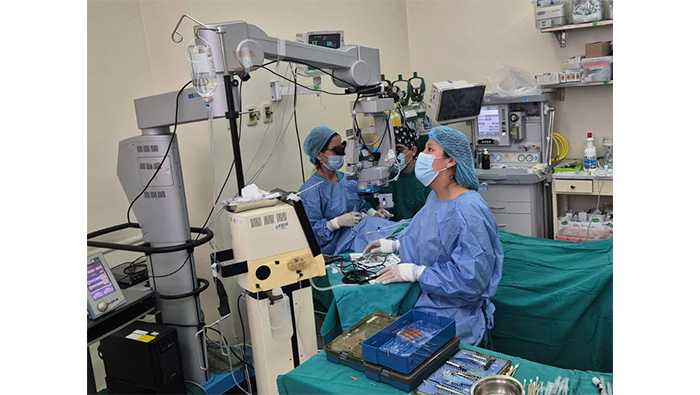 Mujer con ceguera parcial recupera la visión tras exitosa cirugía de retina en el Hospital Dos de Mayo