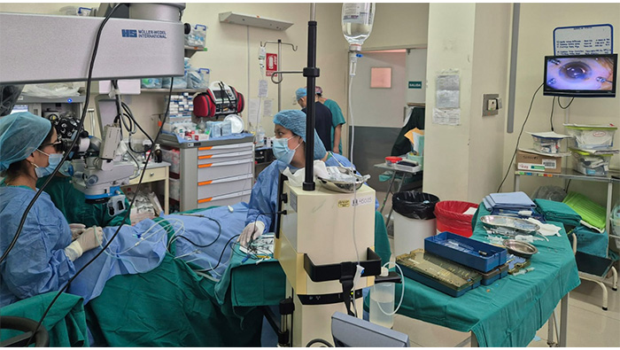 Mujer con ceguera parcial recupera la visión tras exitosa cirugía de retina en el Hospital Dos de Mayo