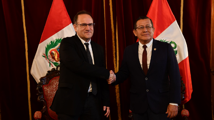 Ministro José Salardi Saludando