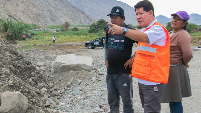 Alcalde inspecciona trabajos de defensa ribereña en el rio Huarmey