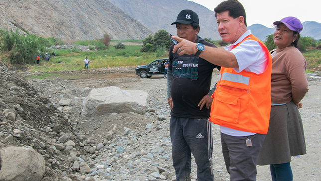 Alcalde inspecciona trabajos de defensa ribereña en el rio Huarmey