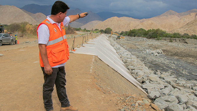 Alcalde inspecciona trabajos de defensa ribereña en el rio Huarmey