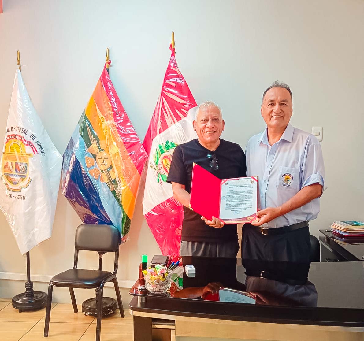 Se reconoció al Coronel PNP Juan Douglas Chia Arias, jefe de la División de Investigación Criminal – Kimbiri VRAEM, por su destacada contribución al desarrollo del distrito de Kimbiri durante el período 2023-2024.