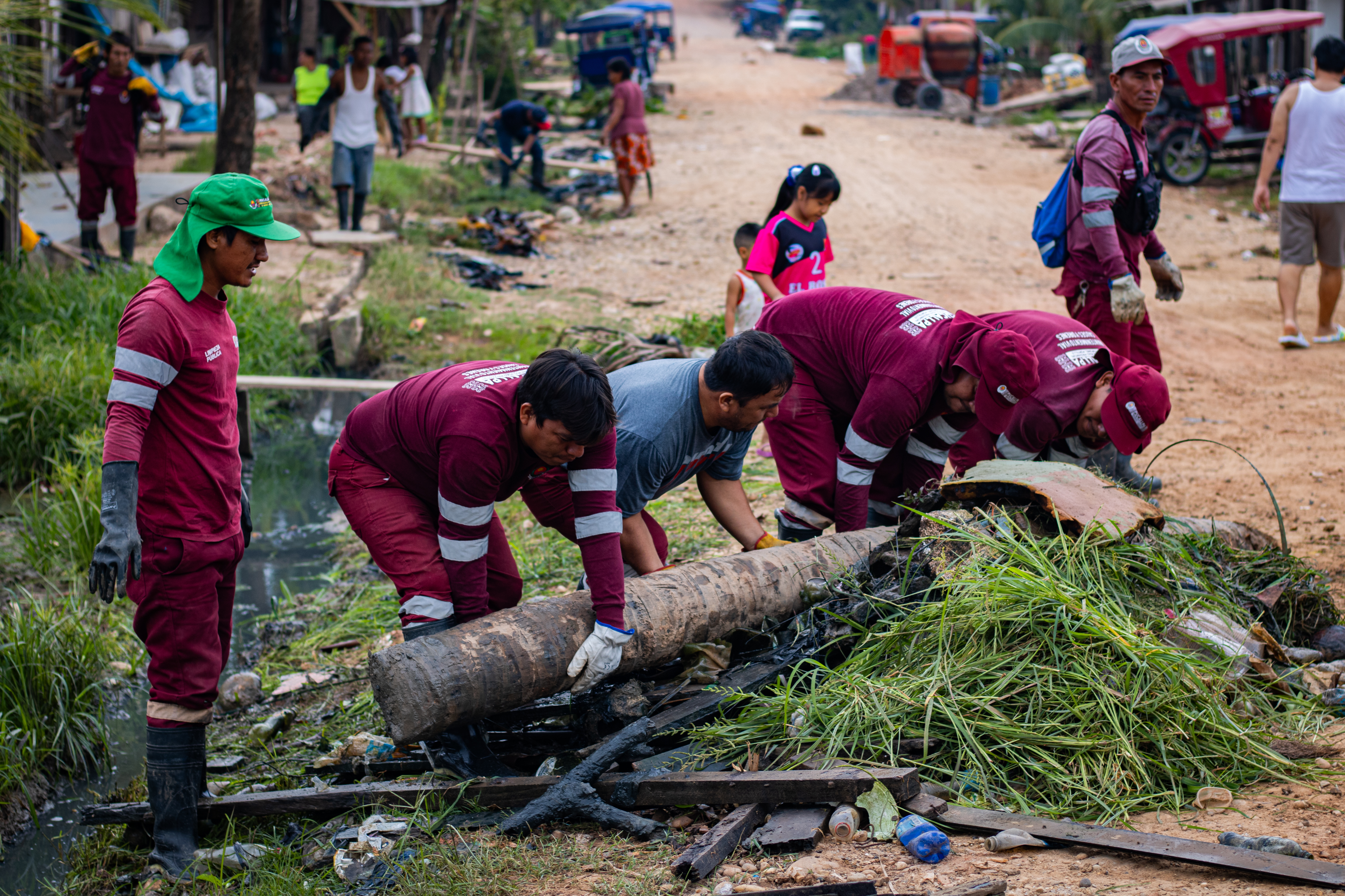 Personal de limpieza de la MPCP retirando desperdicios de los caños naturales del barrio La Hoyada.