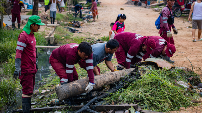 Personal de limpieza de la MPCP retirando desperdicios de los caños naturales del barrio La Hoyada.