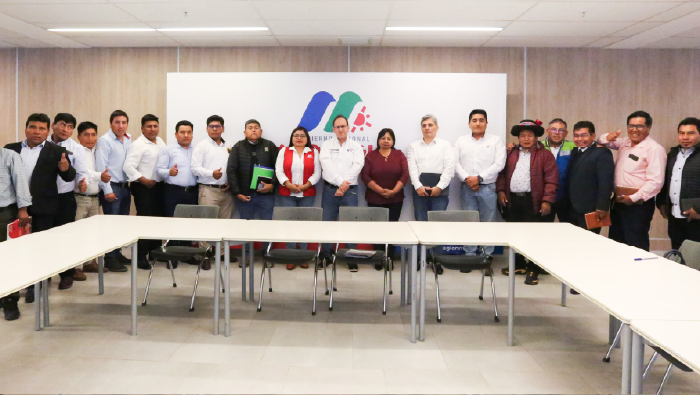 MINISTRO SALARDI EN MOQUEGUA CON AUTORIDADES