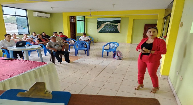 CPC Leydi Marín Quezada, administradora de la UGEL Bellavista, expone las necesidades del sector en Tingo de Saposoa.