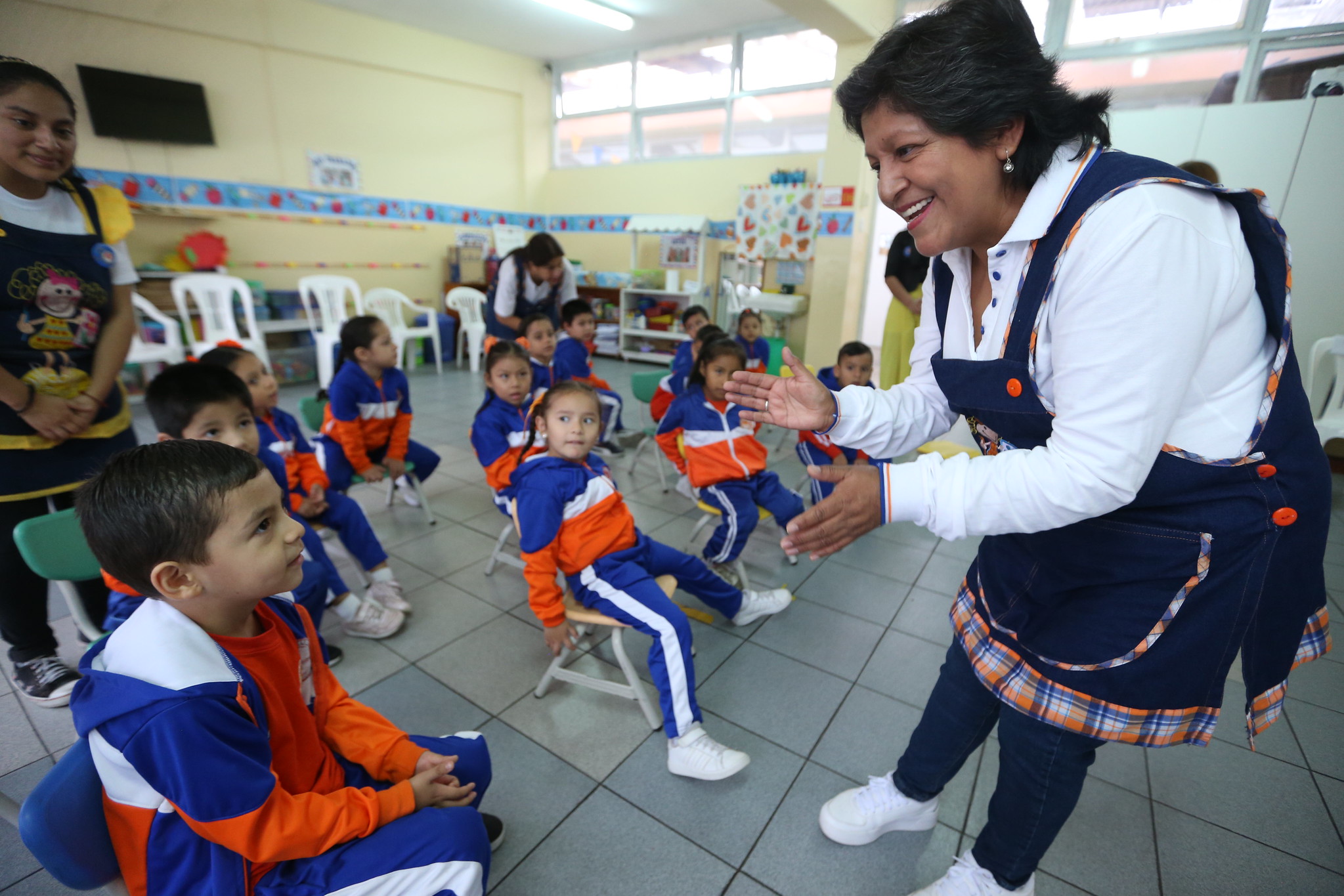 Minedu transfirió más de S/416 millones a Gobiernos regionales y locales para el Buen Inicio del Año Escolar 2025
Nota de prensa
Recursos aseguran la distribución de materiales educativos desde las UGEL a colegios de todo el país.
• Asimismo, permitirán la contratación de 2000 psicólogos y más de 15 000 promotoras del PRONOEI
El Ministerio de Educación (Minedu) transfirió S/416 923 232 a Gobiernos regionales y locales para financiar intervenciones y acciones pedagógicas en el marco del Buen Inicio del Año Escolar 2025.
Esta transferencia de recursos, aprobada mediante el Decreto Supremo N.º 013-2025-EF, asegura la distribución de materiales educativos desde las unidades de gestión educativa local (UGEL) a instituciones educativas de todo el país, así como la contratación de más de 15 000 promotoras del Programa No Escolarizado de Educación Inicial (PRONOEI), 2000 psicólogos y 600 profesionales para promover una educación inclusiva.
Asimismo, los recursos financiarán la implementación del Servicio de Apoyo Educativo (SAE) en 17 regiones y la ejecución de programas y talleres para la reducción de la violencia contra la mujer, entre otras acciones pedagógicas.
En lo que atañe a la asignación de los recursos, los mayores montos han sido destinados a los Gobiernos regionales de Cusco (S/35 millones), Loreto (S/33 millones), Puno (S/31 millones), Piura (S/24 millones), Junín (S/21 millones), Amazonas (S/21 millones), Áncash (S/20 millones), La Libertad (S/20 millones), Huánuco (S/18 millones), Arequipa (S/17 millones) y Huancavelica (S/16 millones).
En cuanto a las intervenciones pedagógicas, el PRONOEI recibirá S/121 millones; la Jornada Escolar Completa, S/108 millones; la Secundaria con Residencia Estudiantil, S/22 millones; los Juegos Escolares Deportivos y Paradeportivos, S/17 millones; la Secundaria en Alternancia, S/12 millones, y el Servicio Educativo Hospitalario, S/3 millones, entre otras intervenciones.
Cada transferencia se efectúa con base en los resultados de la ejecución de los recursos asignados en el presupuesto institucional de los Gobiernos regionales y locales, y de acuerdo a la ejecución de la transferencia previamente efectuada.
Tras destacar la importancia de estos recursos, el ministro de Educación, Morgan Quero, reiteró el compromiso del Minedu con la construcción de un sistema educativo inclusivo, equitativo y de calidad para los niños y jóvenes del Perú, en el marco del Pacto Social por la Educación que promueve su gestión.