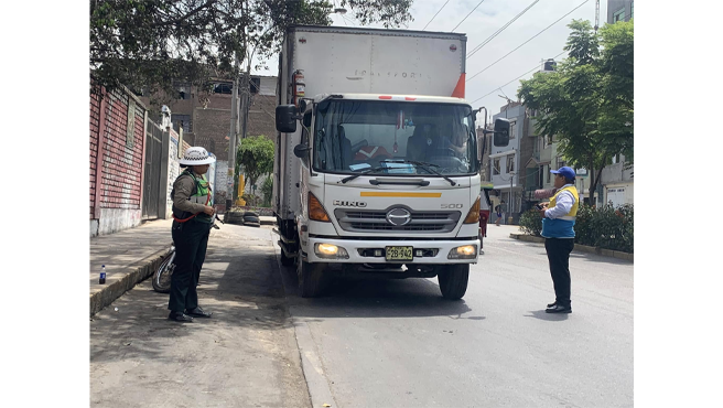 El operativo se realizó a lo largo de la av. Las Magnolias, en donde se emitieron actas de control por infringir la ordenanza municipal, la cual prohíbe actividades que obstruyan el tránsito vehicular y peatonal, circulando en horarios no adecuados.
Continuáremos con las acciones de fiscalización y control del transporte de carga, en distintos puntos del distrito con el fin de liberar espacios públicos y velar por el bienestar de nuestros vecinos.