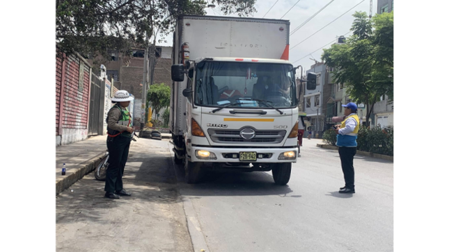 El operativo se realizó a lo largo de la av. Las Magnolias, en donde se emitieron actas de control por infringir la ordenanza municipal, la cual prohíbe actividades que obstruyan el tránsito vehicular y peatonal, circulando en horarios no adecuados. 
Continuáremos con las acciones de fiscalización y control del transporte de carga, en distintos puntos del distrito con el fin de liberar espacios públicos y velar por el bienestar de nuestros vecinos.