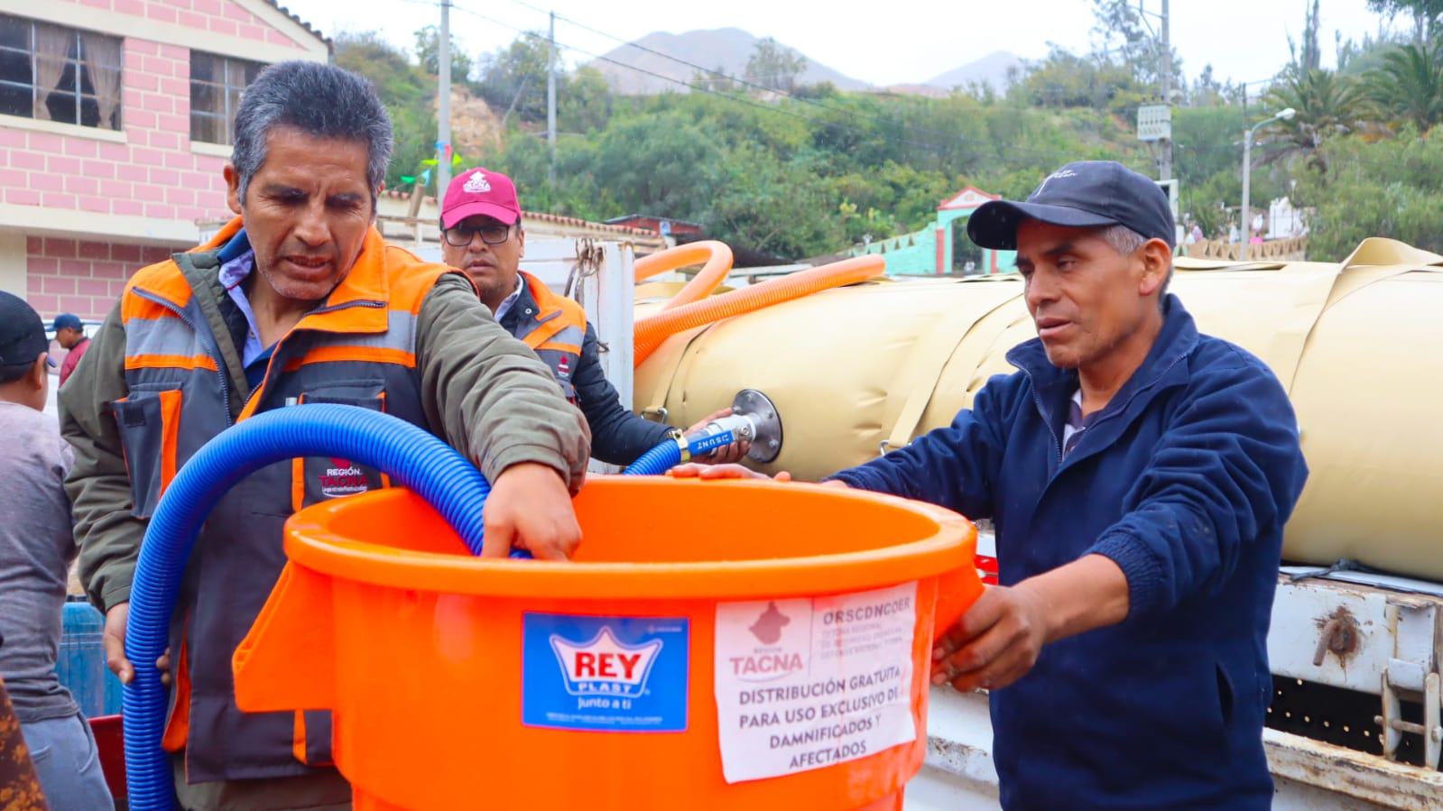GORE Tacna traslada agua para atender a población afectada de Héroes Albarracín 