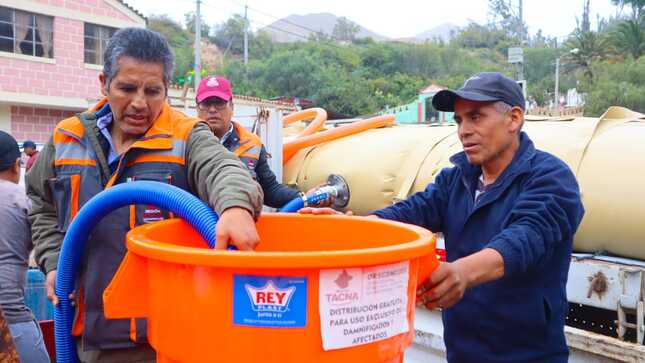 GORE Tacna traslada agua para atender a población afectada de Héroes Albarracín 