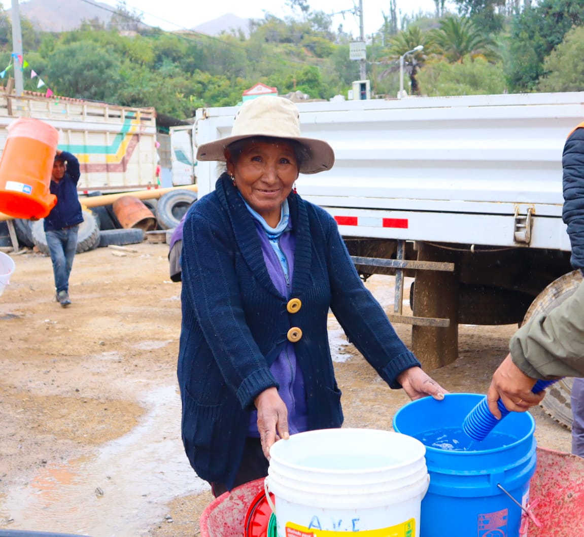 GORE Tacna traslada agua para atender a población afectada de Héroes Albarracín 